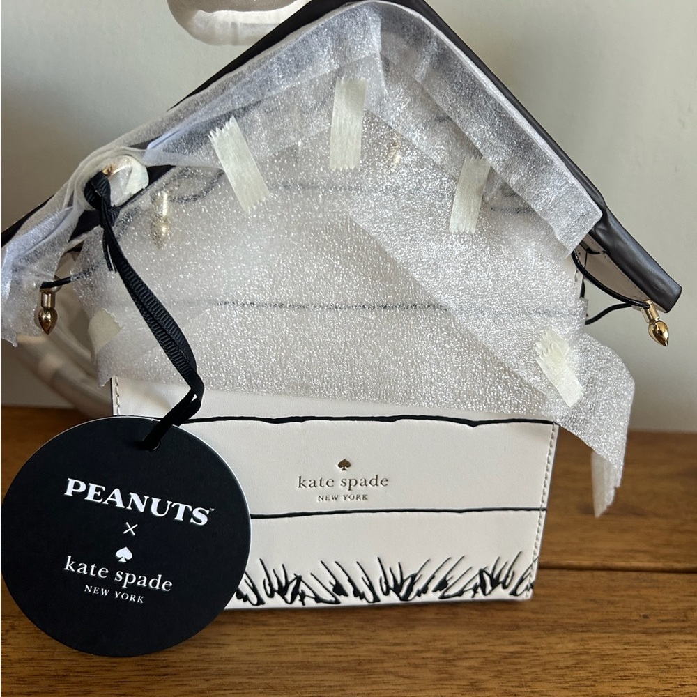 Kate Spade Snoopy Doghouse Novelty Crossbody Bag in Cream and Black - Picture 4 of 4